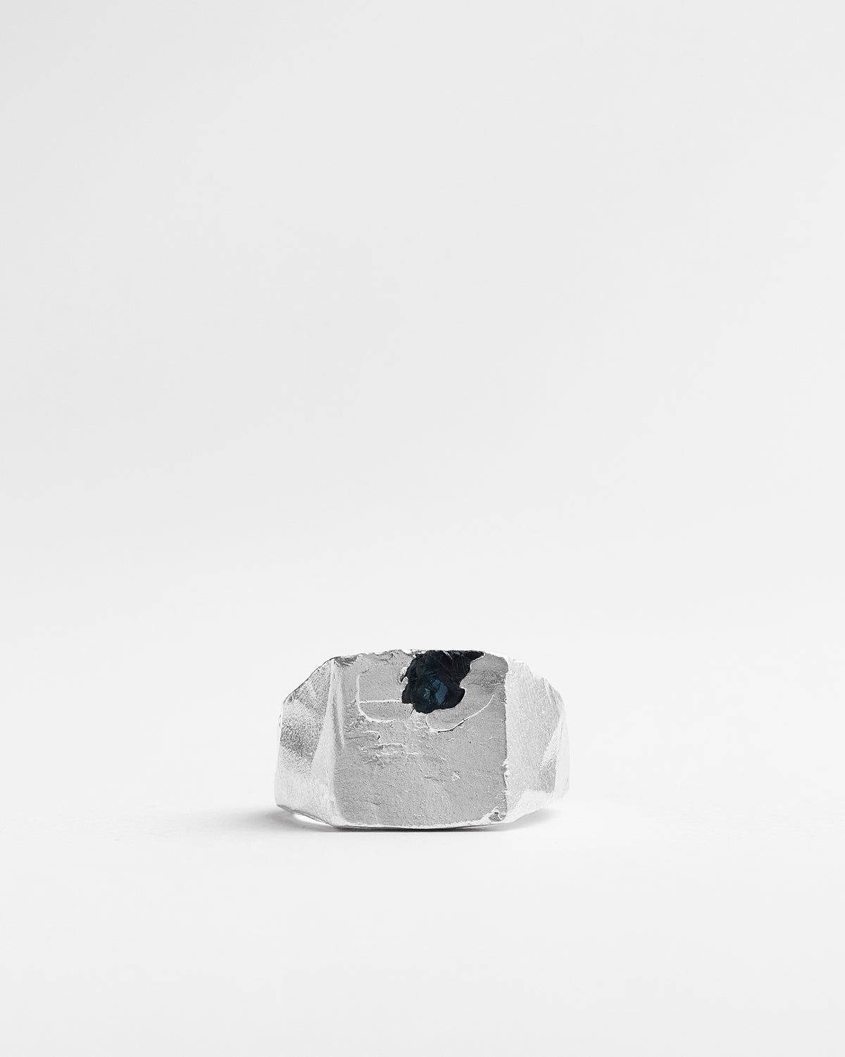 Round Una Sapphire Signet