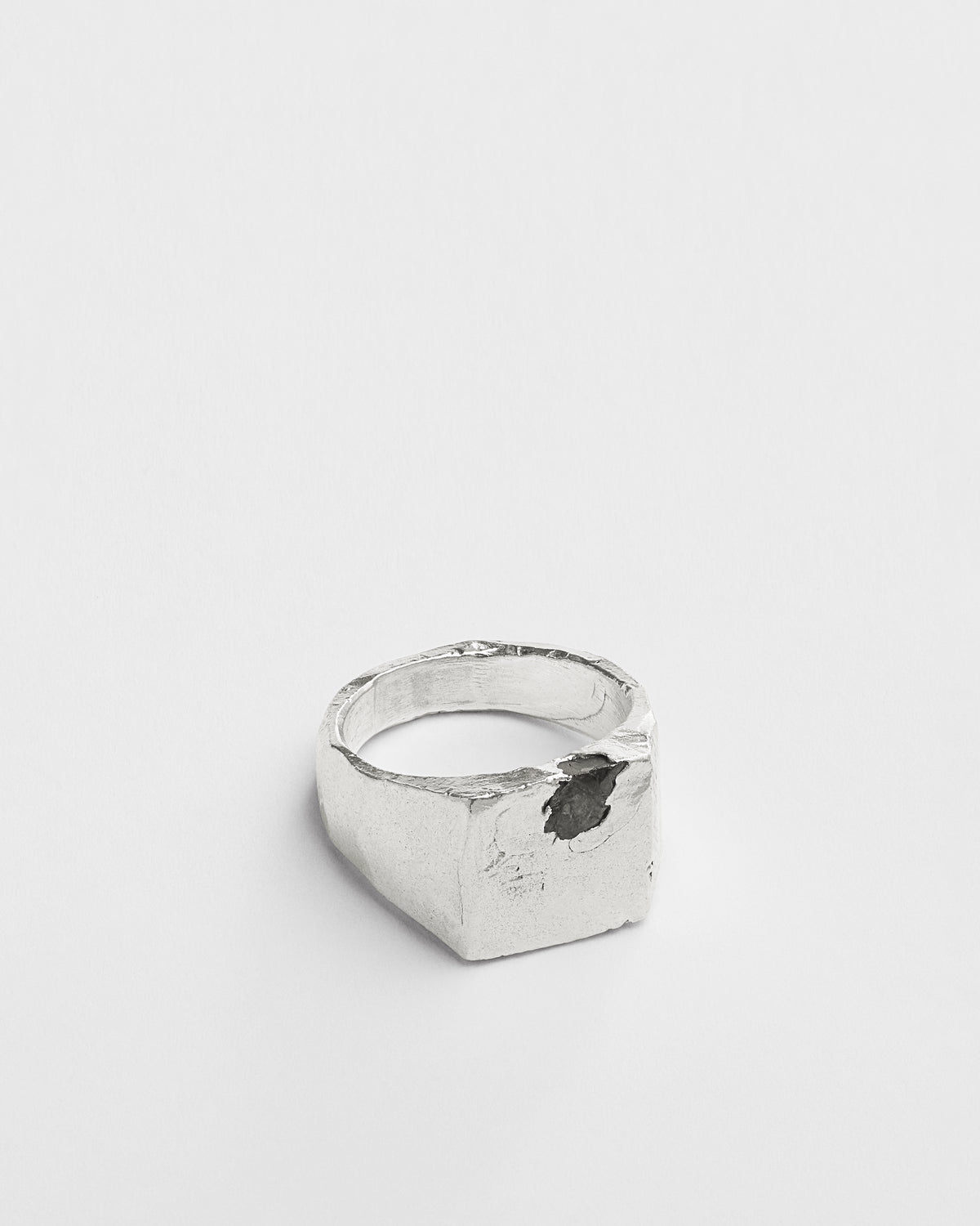 Round Una Sapphire Signet