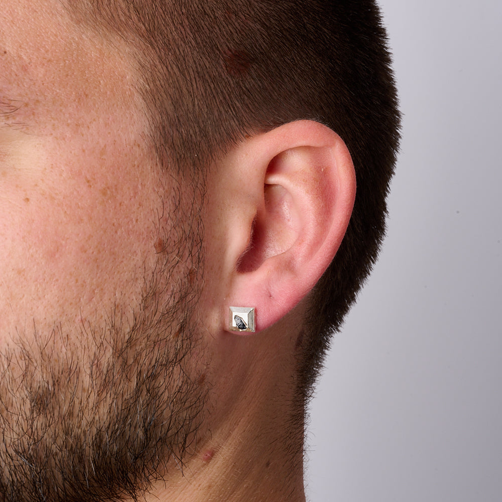 Peti Embedded Raw Blue Sapphire Square Stud